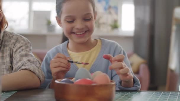 Sevimli Küçük Erkek Kız Kardeşler Anneleriyle Birlikte Evde Tatil Süslemeleri — Stok video