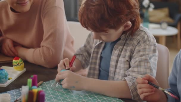 Kleiner Junge Zeichnet Mit Filzstift Auf Gefärbtem Während Mit Mama — Stockvideo