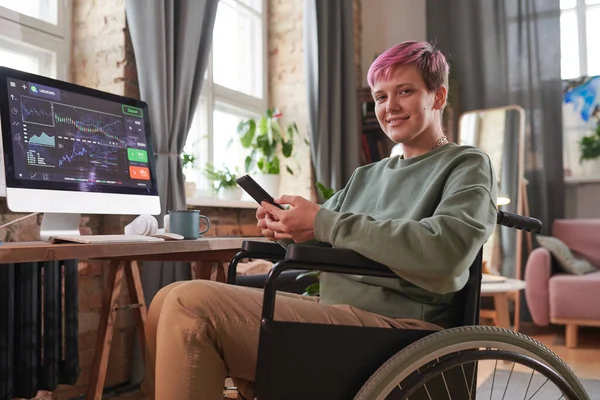 Behinderte Freiberufler arbeiten zu Hause — Stockfoto