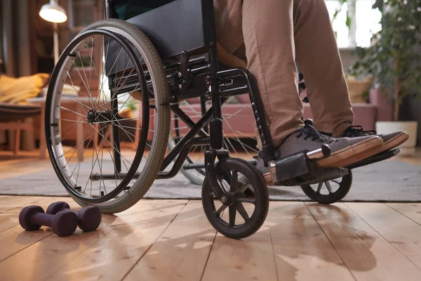 Tekerlekli sandalyede oturan adam — Stok fotoğraf