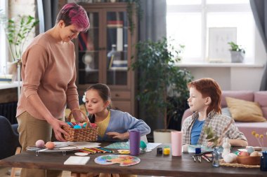 Aile Paskalya için hazırlanıyor