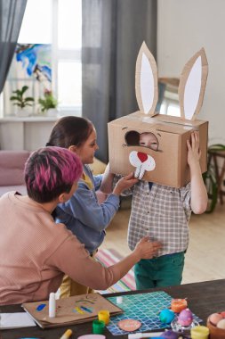 Karton kutudan tavşan kostümü