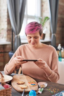 Zencefilli kurabiyelerin fotoğrafını çekiyorum.