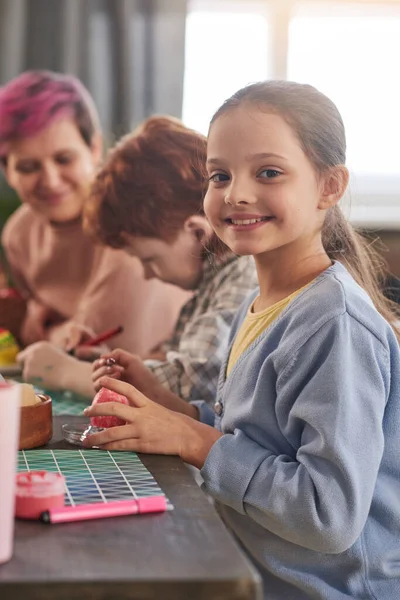 Crianças pintando durante a aula de arte — Fotografia de Stock