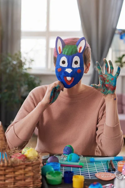 Vrouw met beschilderd konijnenmasker — Stockfoto