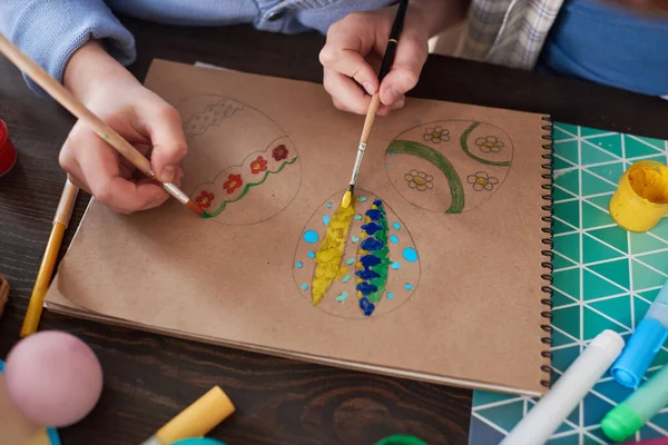 Niños pintando huevos sobre papel — Foto de Stock