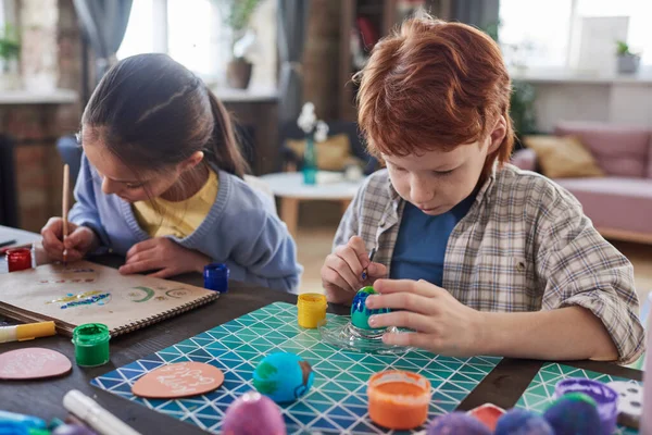 Barn som ritar vid bordet — Stockfoto