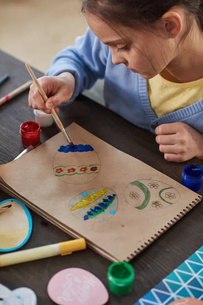 Barnmålning vid bordet — Stockfoto