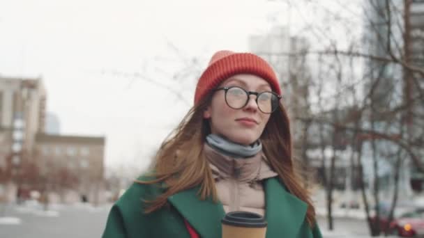 Pecho Hasta Tiro Mujer Joven Atractiva Gafas Ropa Abrigo Caminando — Vídeo de stock