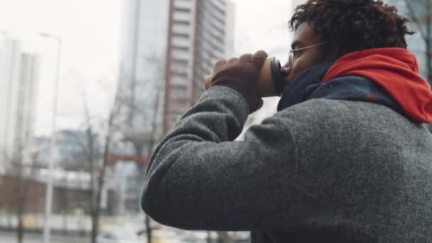 Χαμηλή Γωνία Άποψη Του Νεαρού Αφρο Αμερικανός Άνθρωπος Σακίδιο Πόσιμο — Αρχείο Βίντεο