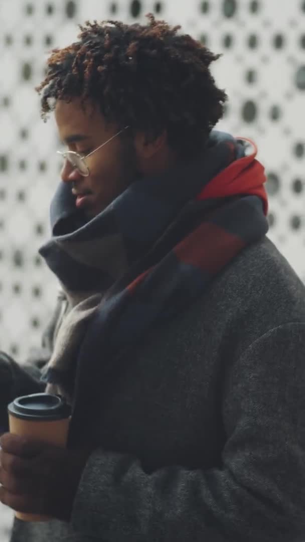 Foto Vertical Jovem Afro Americano Segurando Para Café Digitando Smartphone — Vídeo de Stock