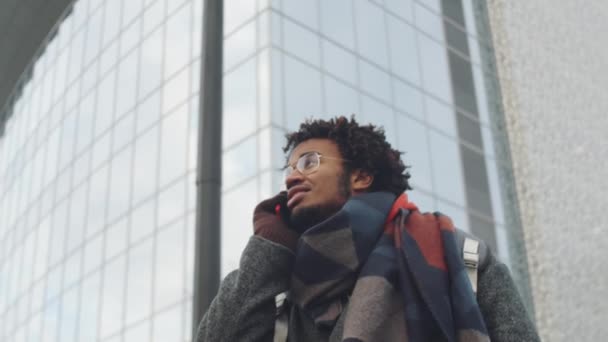 Disparo Ángulo Bajo Joven Negro Hablando Por Teléfono Celular Mientras — Vídeos de Stock