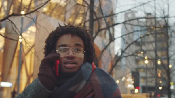 Pecho Arriba Tiro Joven Guapo Afroamericano Caminando Calle Ciudad Por — Vídeos de Stock