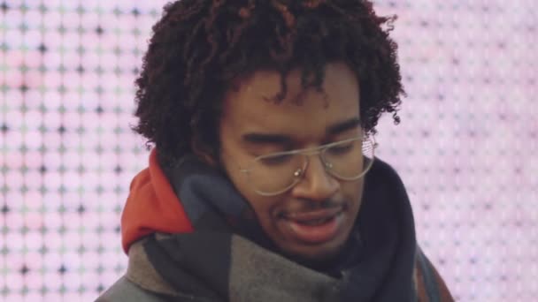 Zblízka Záběr Mladého Pohledného Afroamerického Muže Svrchním Oděvu Usmívajícího Kamery — Stock video