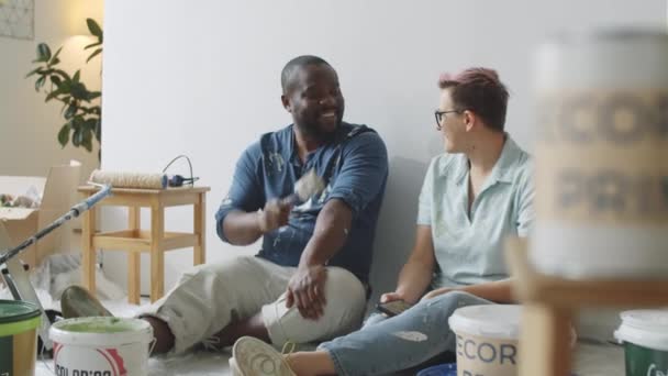 Portrét Radostného Afroamerického Muže Bělošky Sedící Podlaze Místnosti Při Renovaci — Stock video