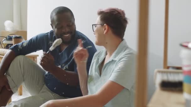 Veselý Multietnický Rodinný Pár Sedící Společně Podlaze Usmívající Klábosící Při — Stock video