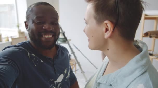 Positives Multiethnisches Paar Blickt Die Kamera Lächelt Und Spricht Bei — Stockvideo