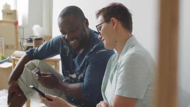 Naklonit Záběr Multiethnic Pár Sedí Společně Podlaze Místnosti Usmívá Diskutuje — Stock video