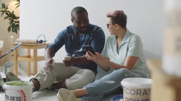 Naklonit Záběr Afroamerického Manžela Bělošské Manželky Sedí Společně Podlaze Místnosti — Stock video