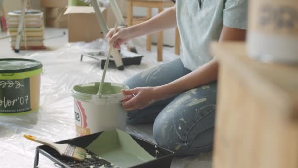 Caucasian Woman Stirring Green Interior Paint Bucket Pouring Tray While — Stock Video