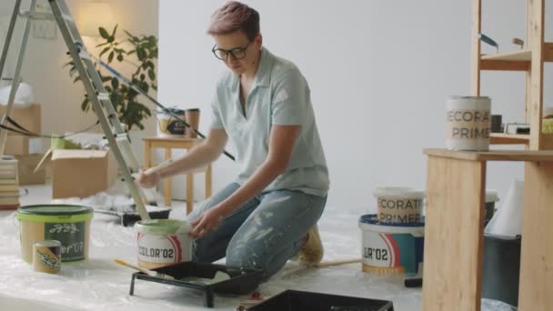 Caucasian Woman Pouring Green Paint Bucket Tray While Renovating Room — Stock Video