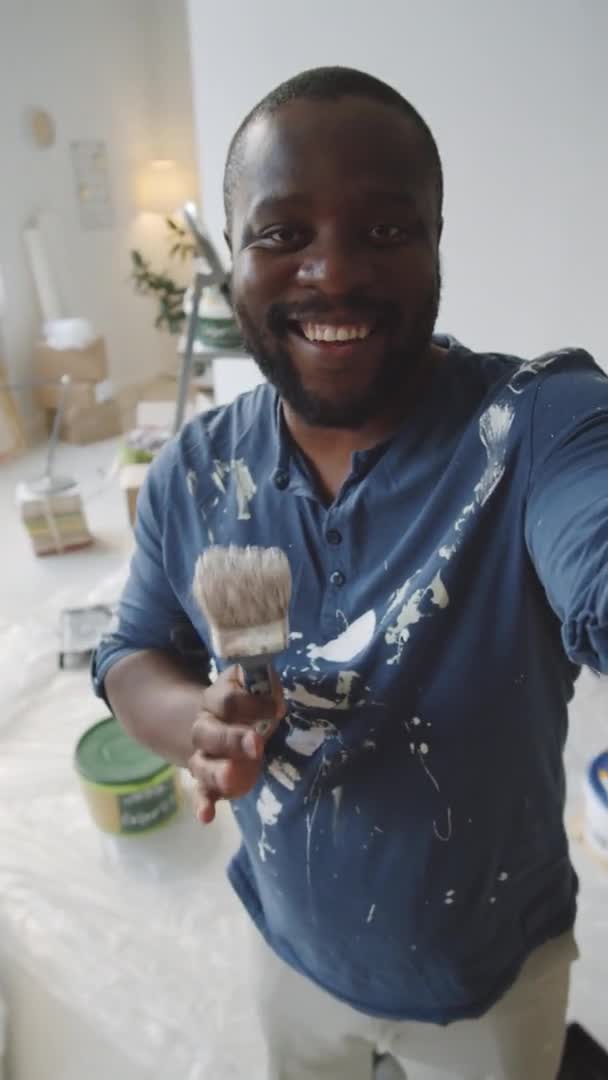 Vertical Shot Cheerful Afro American Man Clothes Paint Stains Holding — Stock Video