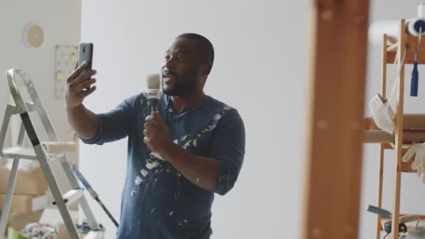 Afro Américain Positif Tenant Pinceau Parlant Sur Appel Vidéo Ligne — Video