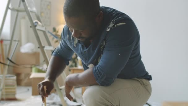 Afro Américain Agitant Peinture Intérieure Verte Dans Seau Puis Versant — Video