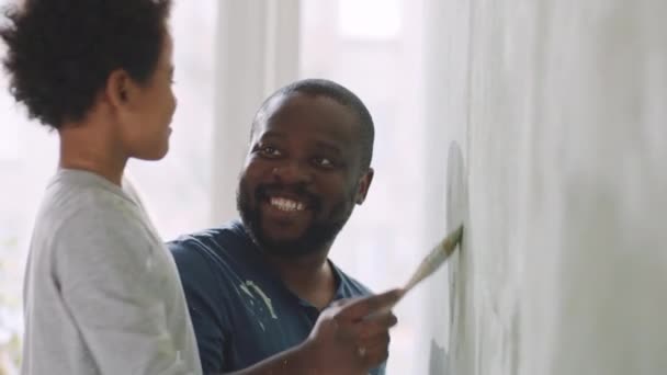 Alegre Pai Afro Americano Pequeno Filho Sorrindo Conversando Enquanto Pintava — Vídeo de Stock