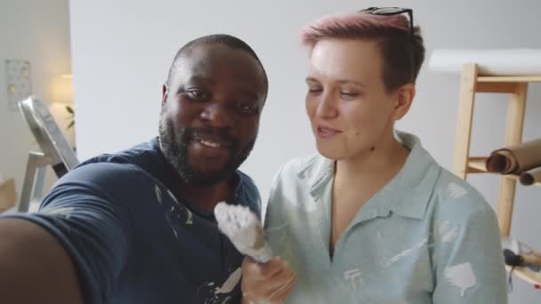 Alegre Hombre Afroamericano Mujer Caucásica Mirando Cámara Hablando Videollamada Línea — Vídeo de stock