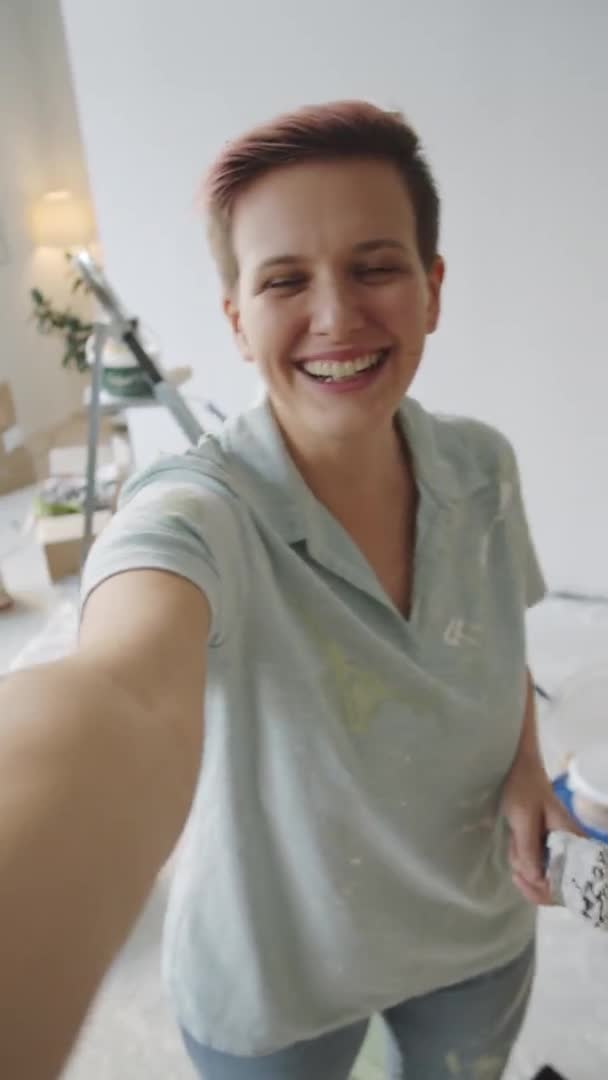 Vertical Shot Joyous Woman Clothes Paint Stains Holding Smartphone Outstretched — Stock Video