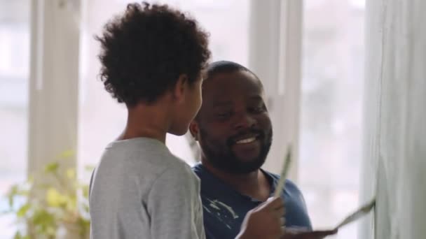 Feliz Pai Afro Americano Filho Pequeno Bonito Sorrindo Brincando Conversando — Vídeo de Stock