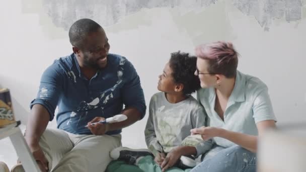 Retrato Família Multiétnica Alegre Roupas Com Manchas Tinta Sentadas Chão — Vídeo de Stock