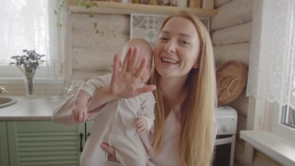 Glada Mamma Håller Bebis Dotter Ler Och Talar Kameran Medan — Stockvideo