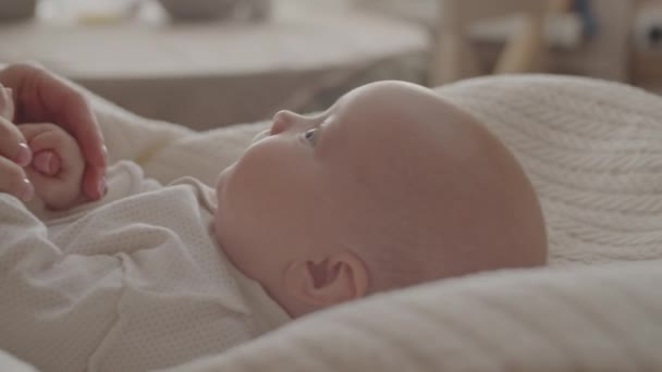 Luta Upp Bilden Söta Månaders Barn Liggande Sängen Medan Lycklig — Stockvideo