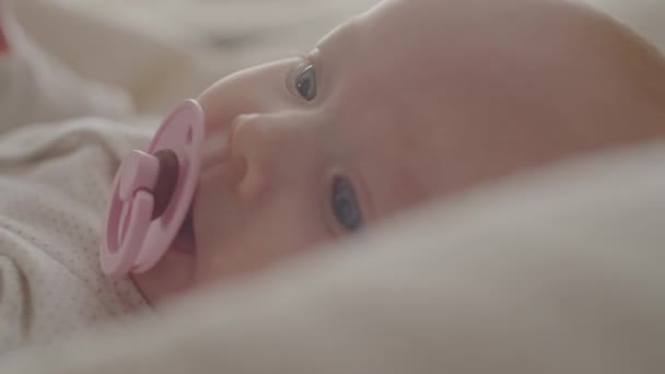 Detailní Pohled Roztomilé Měsíční Dítě Dívka Dudlík Ústech Ležící Posteli — Stock video
