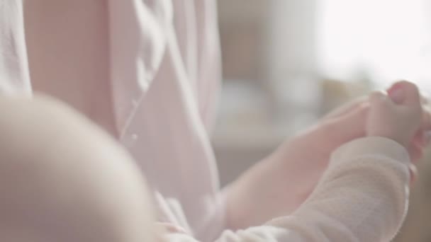 Close Tiro Mão Pequeno Bebê Segurando Dedo Mãe Durante Amamentação — Vídeo de Stock