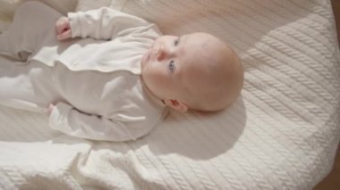 Uykusu olan sevimli küçük bir kızın evde yatakta yatarken en tepeden aşağı fotoğrafı.