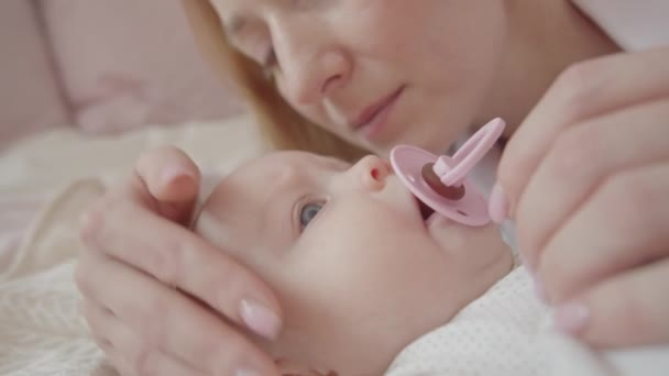 Tender Mor Kysser Och Försiktigt Smeker Härlig Liten Dotter Med — Stockvideo