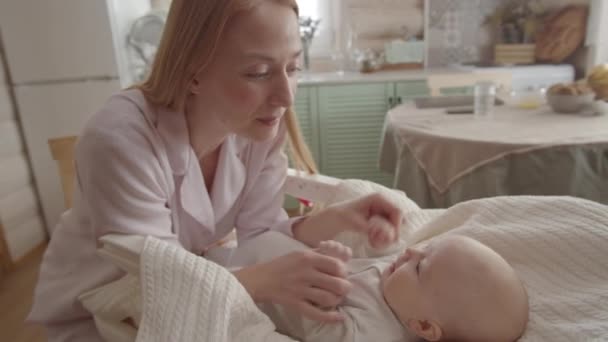 Medium Schot Van Jonge Mooie Moeder Houdt Handen Van Baby — Stockvideo