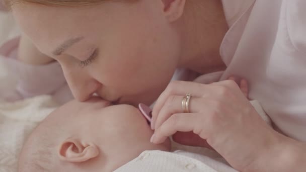 Zblízka Pohled Milující Matka Líbání Novorozeně Dcera Dudlík Ústech Zatímco — Stock video