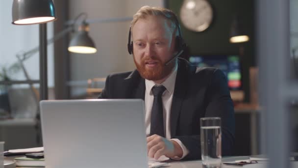 Střední Snímek Bělošského Podnikatele Sluchátkách Mluvící Online Webovém Hovoru Notebooku — Stock video