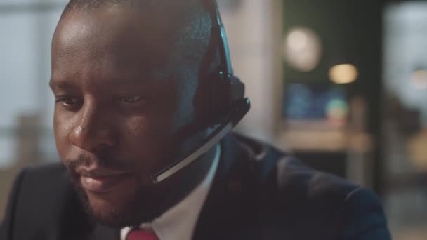 Portré Felvétel Fekete Üzletemberről Vezeték Nélküli Fülhallgatóban Amint Kamerába Néz — Stock videók