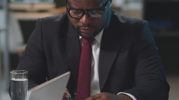 Γείρε Πορτρέτο Του Έξυπνου Αφροαμερικανού Επιχειρηματία Γυαλιά Και Επίσημο Έγγραφο — Αρχείο Βίντεο