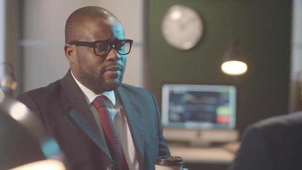 Tilt Shoulder Shot Afro American Businessman Formal Outfit Holding Coffee — Stock Video