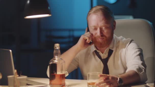 Der Bärtige Kaukasische Geschäftsmann Sitzt Mit Einem Glas Alkohol Schreibtisch — Stockvideo