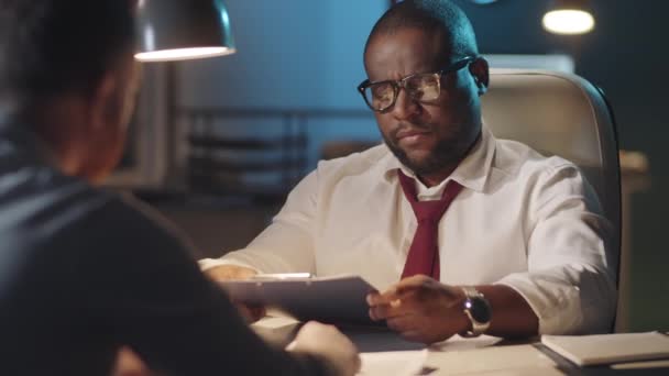 Döntse Fel Lövés Fekete Üzletember Figyelembe Vágólapot Dokumentummal Olvassa Megvitatja — Stock videók