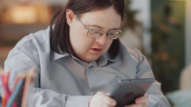 Hombre Adulto Con Síndrome Sentado Mesa Casa Uso Tabletas Digitales — Vídeo de stock
