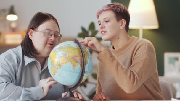 Professora Explicando Mapa Mundo Globo Geográfico Para Homem Adulto Com — Vídeo de Stock