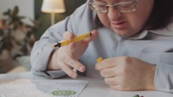 Καυκάσιος Άνδρας Σύνδρομο Που Παίρνει Κίτρινη Πένα Σήμανσης Και Ζωγραφίζει — Αρχείο Βίντεο